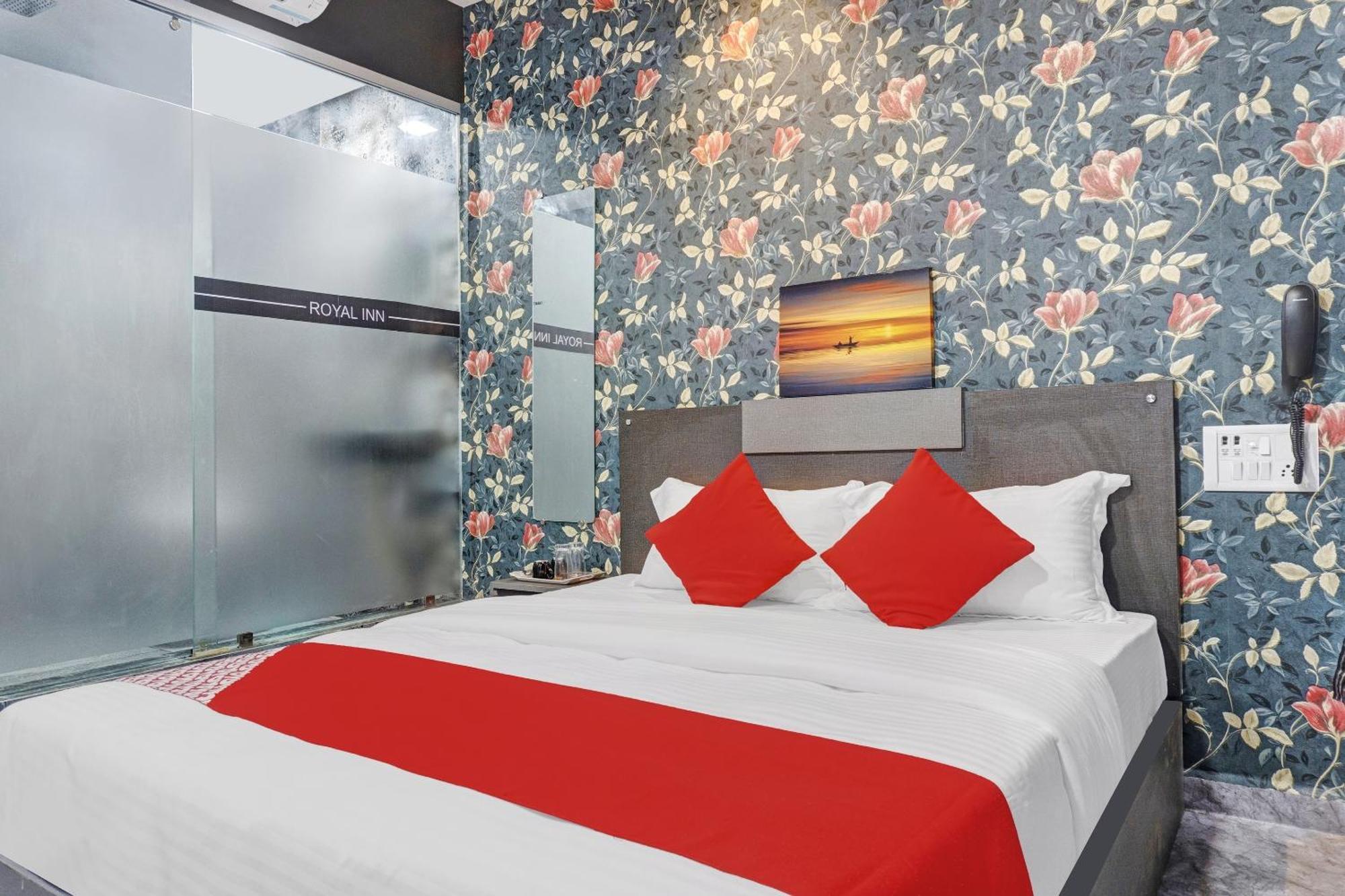 Oyo Flagship Hotel Royal Inn Surat Exterior photo