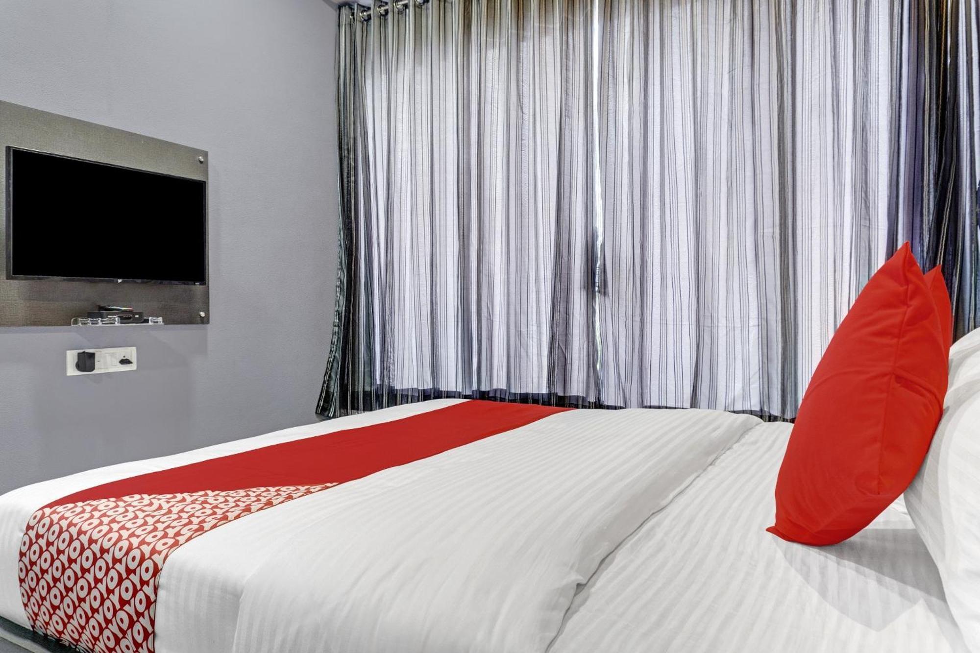 Oyo Flagship Hotel Royal Inn Surat Exterior photo